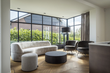 Hoe groot kan een ruit worden? De mogelijkheden van grote glaspartijen in aluminium kozijnen