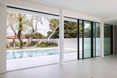 Binnen en buiten verbinden: hoe grote glaspartijen het woongevoel veranderen