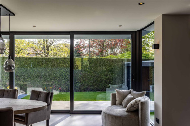 Wat is het verschil tussen standaard schuifpuien en minimalistische aluminium schuifpuien?